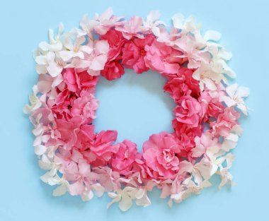 Açık mavi arkaplan manzarası üzerinde pembe çiçek çerçevesi