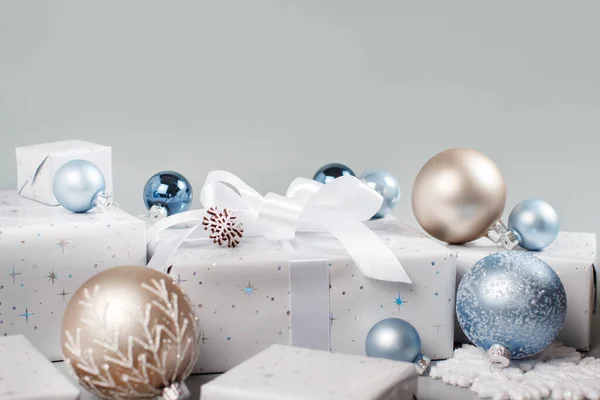 Weihnachtsgeschenk Und Christbaumkugeln Hautnah Auf Grau — Stockfoto
