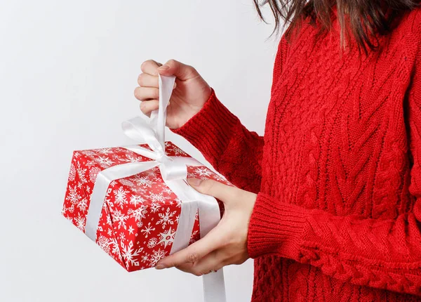 Jonge Vrouw Rood Trui Unties Verpakt Gift Close — Stockfoto