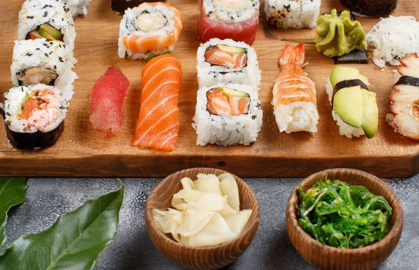 Set Sushi Nigiri Rollos Sushi Una Bandeja Madera Cerca —  Fotos de Stock