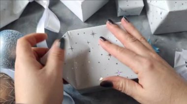 Masanın üzerinde paketleri açan eller