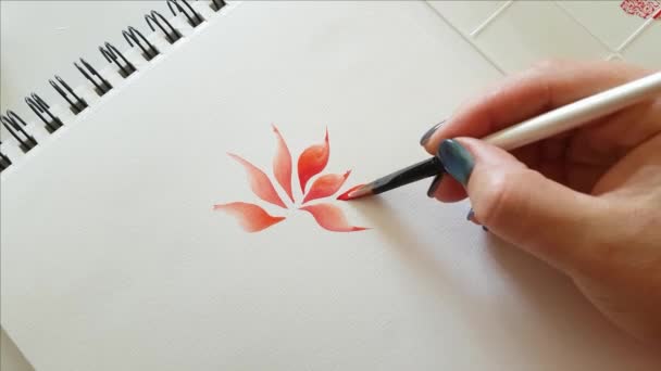 पानी के रंगों के साथ पेंटिंग फूल बंद करें — स्टॉक वीडियो