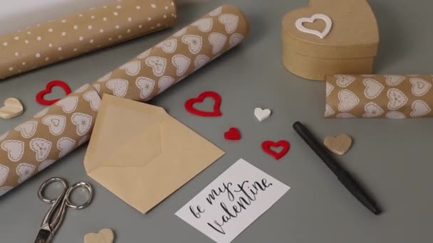 Üzenet Valentine Egy Kártyán Miközben Csomagolás Valentin Napi Ajándék — Stock videók