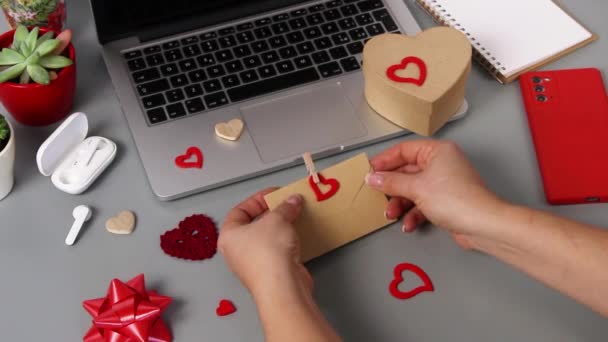Žena Otevírá Obálku Kartou Valentýna Dárek — Stock video