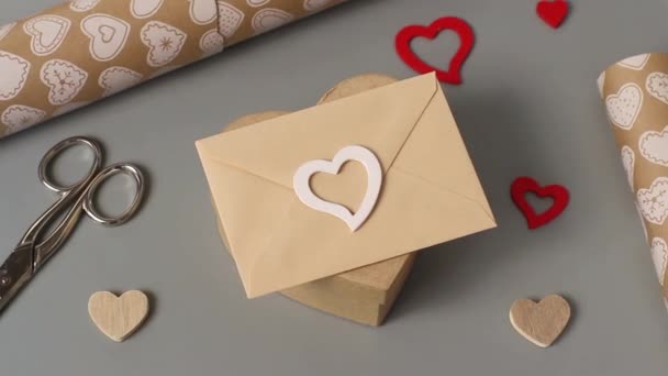 Kleine Envelop Met Een Hart Een Valentijnscadeau — Stockvideo