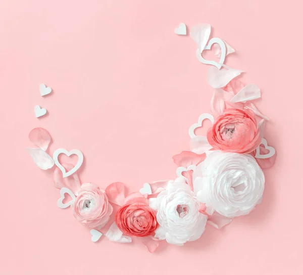圆形框架 由兰花 花瓣和心脏制成 背景为浅粉色 顶部为浅色 春天的概念 — 图库照片