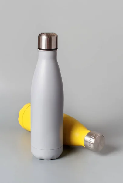 Κοντινό Πλάνο Του Γκρι Επαναχρησιμοποιήσιμο Μπουκάλι Χάλυβα Γκρι Και Κίτρινο — Φωτογραφία Αρχείου