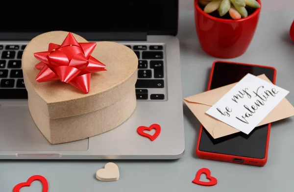 Conceito Dia Dos Namorados Com Gadgets Modernos Caixa Presente Coração — Fotografia de Stock