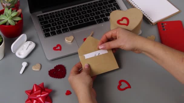 Жінка Відкриває Конверт Карткою Marry Біля Подарунка День Святого Валентина — стокове відео