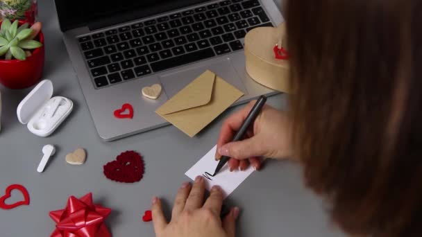 Κάποιος Γράφει Μια Κάρτα Παντρέψου Κοντά Στο Δώρο Του Αγίου — Αρχείο Βίντεο