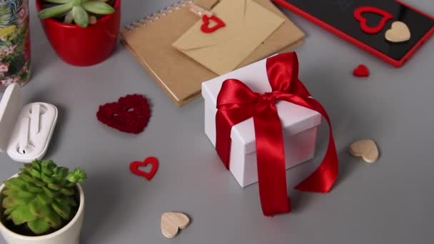 День Святого Валентина З червоною стрічкою лук збільшено — стокове відео