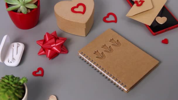 Alguien Abriendo Cuaderno Con Letras Amo Corazón Cerca Tarjeta San — Vídeos de Stock