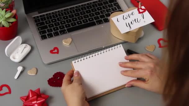 Ktoś Odwraca Kartkę Notatnikiem Pobliżu Kartki Którą Kocham Pudełka Walentynkami — Wideo stockowe