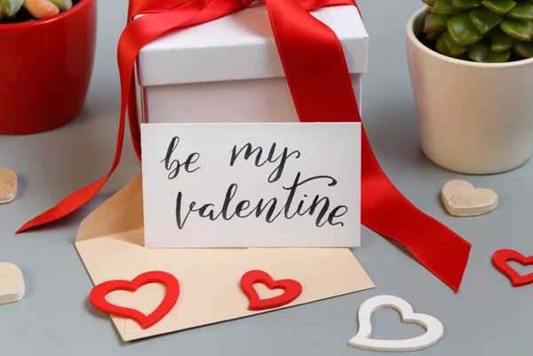 情人节礼物 头戴红色蝴蝶结 是我的情人节卡片 贴在灰色桌子上 — 图库照片