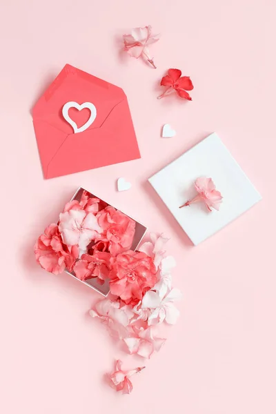 Červená Obálka Srdce Dárková Krabice Plná Květin Světle Růžovém Pozadí — Stock fotografie