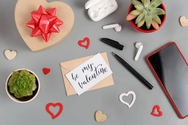 Presente Dos Namorados Ser Meu Cartão Valentine Perto Corações Plantas — Fotografia de Stock