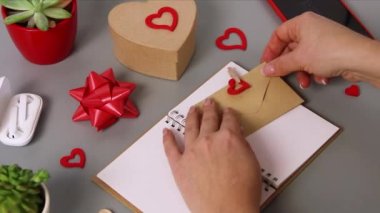 Sevgililer günü hediyesinin yanında benimle evlen. 