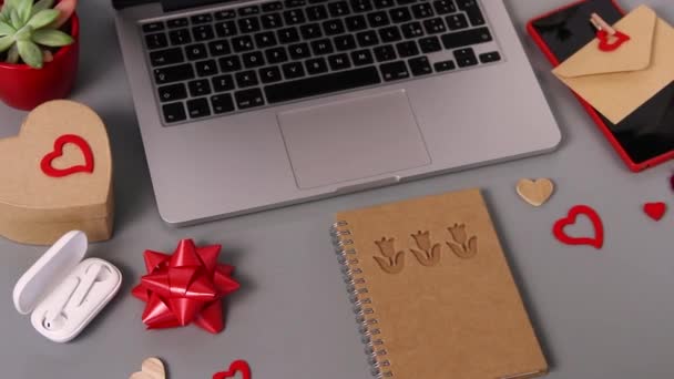 Někdo Otevírá Zápisník Notebooku Aby Napsal Valentýnskou Zprávu — Stock video