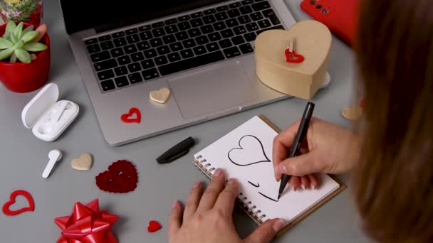 Молода Жінка Написала Листівку Люблю Тебе Під Час Обгортання Подарунка — стокове відео