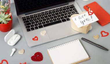 Modern aletlerle Sevgililer Günü konsepti, hediye ve kart. Gri masada seni seviyorum. Yakın plan.