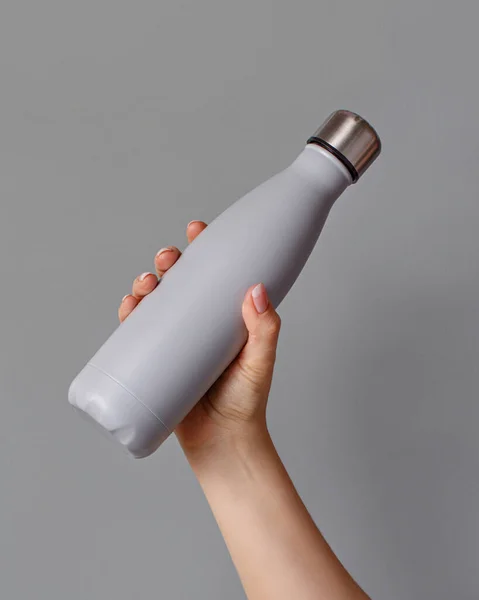 Χέρι Γκρι Μονωμένο Μπουκάλι Γκρι Φόντο Μηδέν Απόβλητα Πλαστικό Ελεύθερη — Φωτογραφία Αρχείου