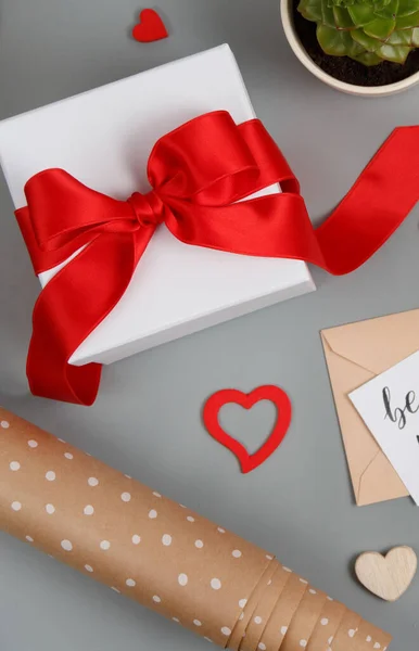 Cadeau Saint Valentin Avec Ruban Rouge Noeud Sur Table Grise — Photo