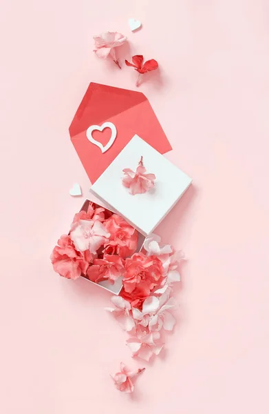 Kırmızı Zarf Kalpler Çiçek Dolu Hediye Kutusu Açık Pembe Arka — Stok fotoğraf