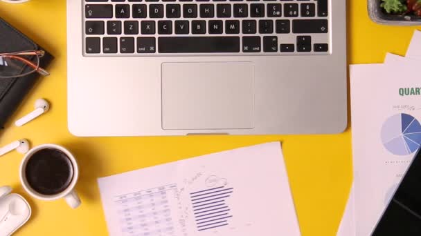 Escritório Moderno Mesa Amarela Com Mãos Mulher Negócios Mostrando Documentos — Vídeo de Stock