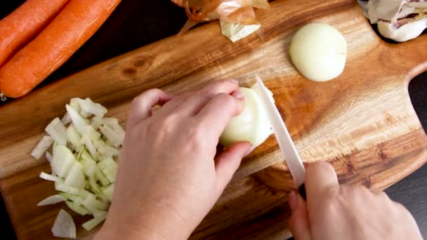 Las Manos Mujer Cortando Cebolla Fresca Una Tabla Madera Cerca — Vídeo de stock
