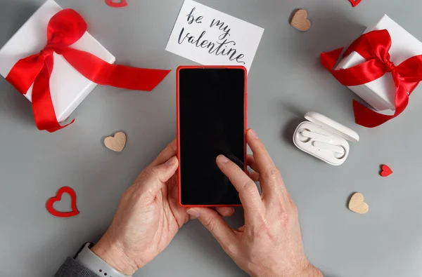 Mãos Usando Smartphone Perto Caixas Presente Corações Vista Superior Mesa — Fotografia de Stock