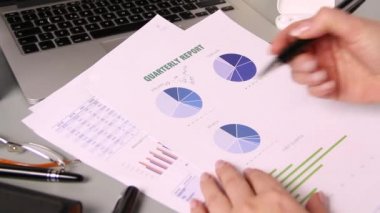 Belgelerle çalışan iş kadınlarının ellerinin olduğu modern ofis masaüstü. Kırpılmış atış