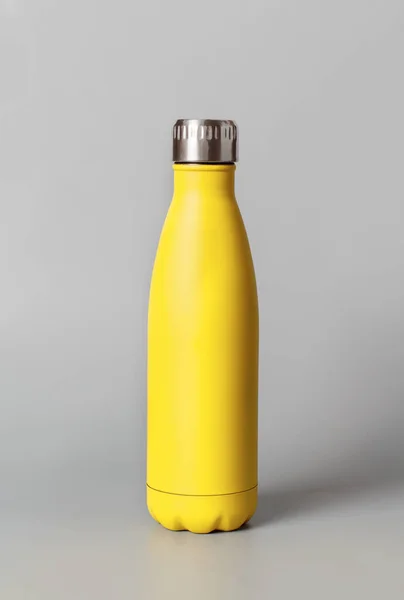 Żółta Butelka Wielokrotnego Użytku Żółtym Tle Zamknąć Zero Odpadów Wolne — Zdjęcie stockowe