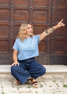 Genç kadın işaret ediyor.