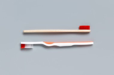 Gri arkaplan görünümlü plastik ve bambu diş fırçaları