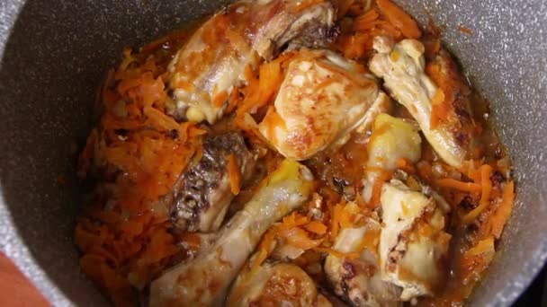 Trozos Pollo Fresco Sartén Con Cebolla Zanahoria Cerca — Vídeos de Stock