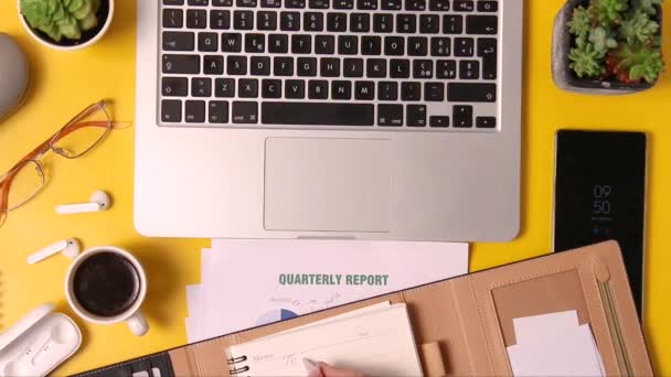 Pazartesi Günü Gündemde Kadın Eli Yazılı Modern Sarı Ofis Masası — Stok video