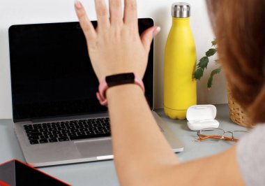 İki arkadaş laptopta video görüşmesi yapıyor. Dizüstü bilgisayar modeli