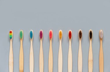 Gri arkaplan görünümlü renkli bambu diş fırçaları