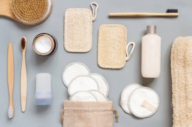 Gri arka planda farklı hijyen ve güzellik ürünlerinin üst görüntüsü. Çevre dostu sıfır atık kavramı