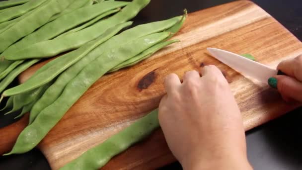 Woman Hands Cutting Piattoni Green Beans Close — Stock Video