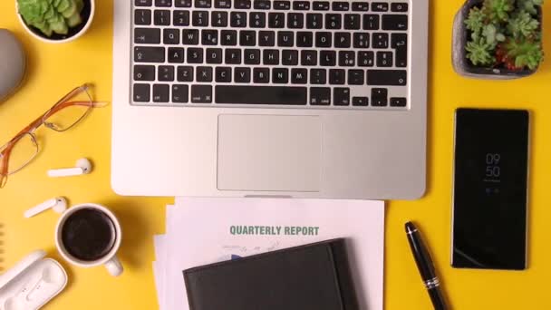 Escritório Amarelo Moderno Com Mãos Mulher Escrevendo Segunda Feira Agenda — Vídeo de Stock