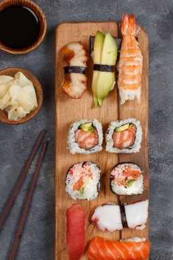 Suşi, nigiri ve suşi hazır, ahşap tepsinin üstünde. 