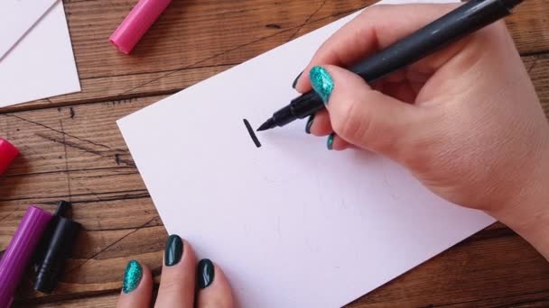 Χέρι Που Γράφει Κείμενο Hary Birthday Στην Κάρτα Χαρτιού — Αρχείο Βίντεο