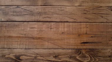 Sarı ve beyaz laleleri ahşap bir masanın üstüne koyun. 