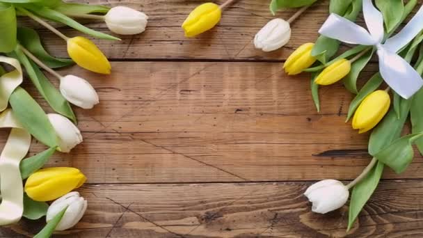 Coloque Cartão Happy Spring Uma Mesa Madeira Entre Tulipas Vista — Vídeo de Stock