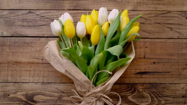 Umieść Kartę Miss You Bukiet Tulipanów Drewnianym Widoku Blatu Stołu — Wideo stockowe
