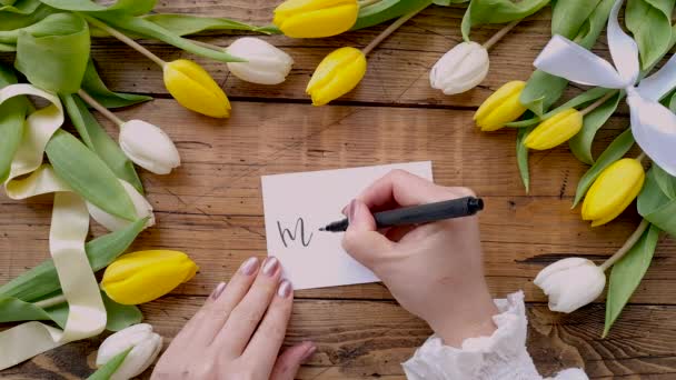 Escribir Una Tarjeta Madre Una Mesa Madera Entre Tulipanes Vista — Vídeo de stock