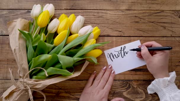 Kart Anneler Günü Lale Buketinin Yanındaki Ahşap Masaya Yazmak — Stok video