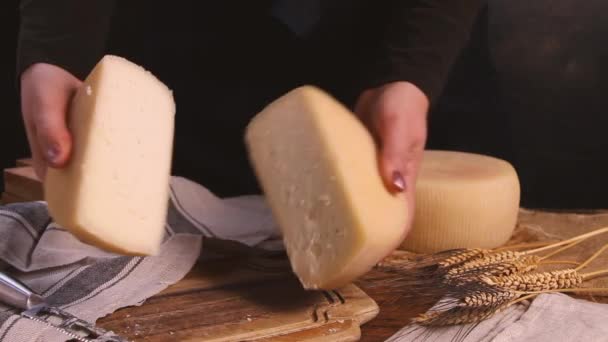 Mujeres Manos Mostrando Queso Fresco Hecho Casa Una Tabla Madera — Vídeos de Stock