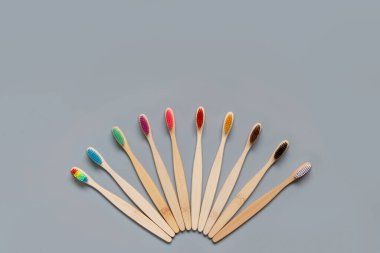 Gri arkaplan görünümlü Bambu diş fırçaları